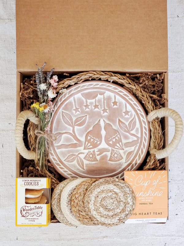 Bread Warmer Gift Box With Tea And Cookies - Lovebirds Round